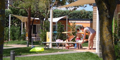 Luxuscamping - Terrasse - Venetien - Centro Vacanze Pra`delle Torri Lodge Openspace B auf Centro Vacanze Pra`delle Torri